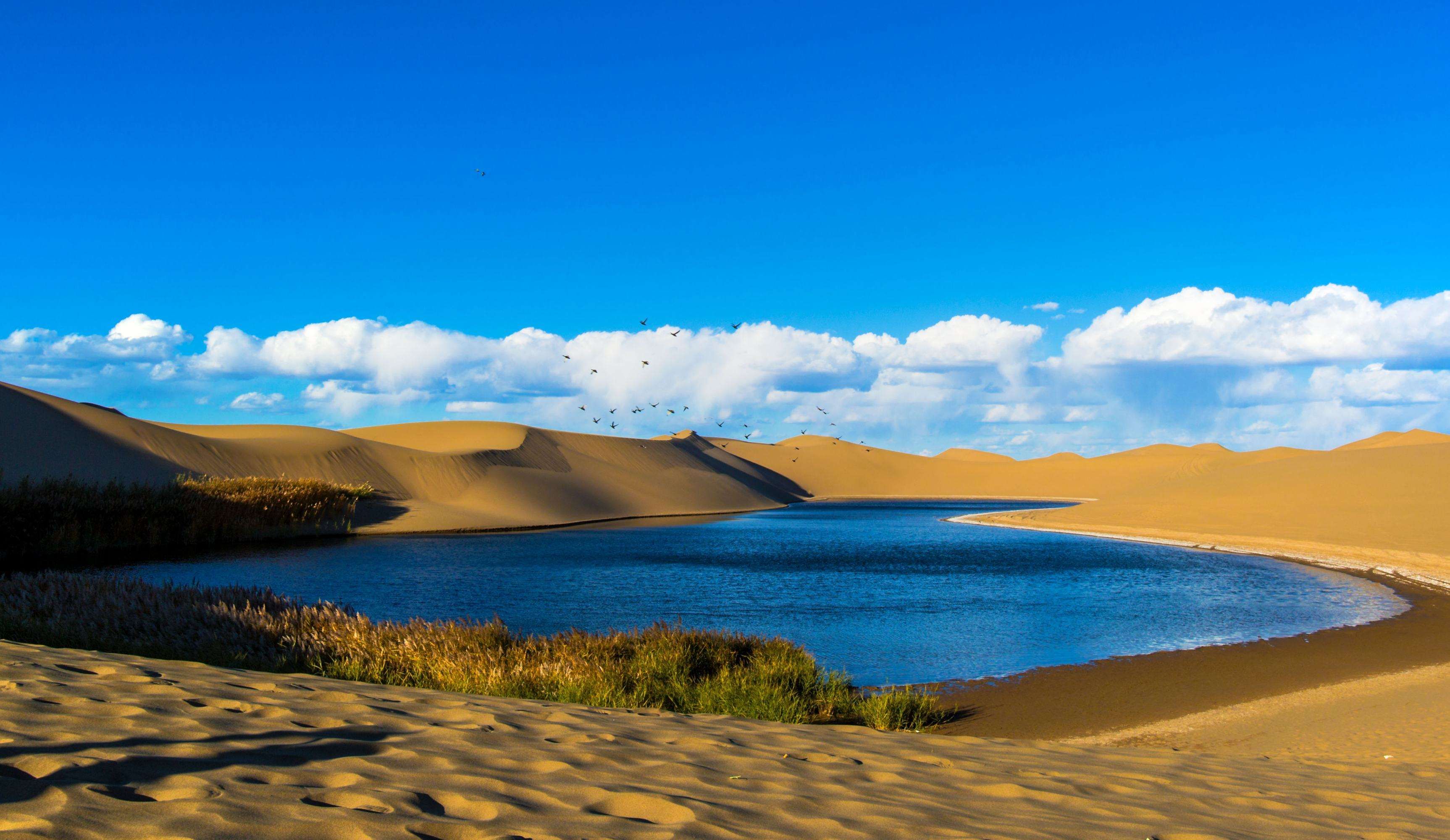 之眼成为了巴丹吉林沙漠独特的景色,每年有上万名游客从世界各地涌来